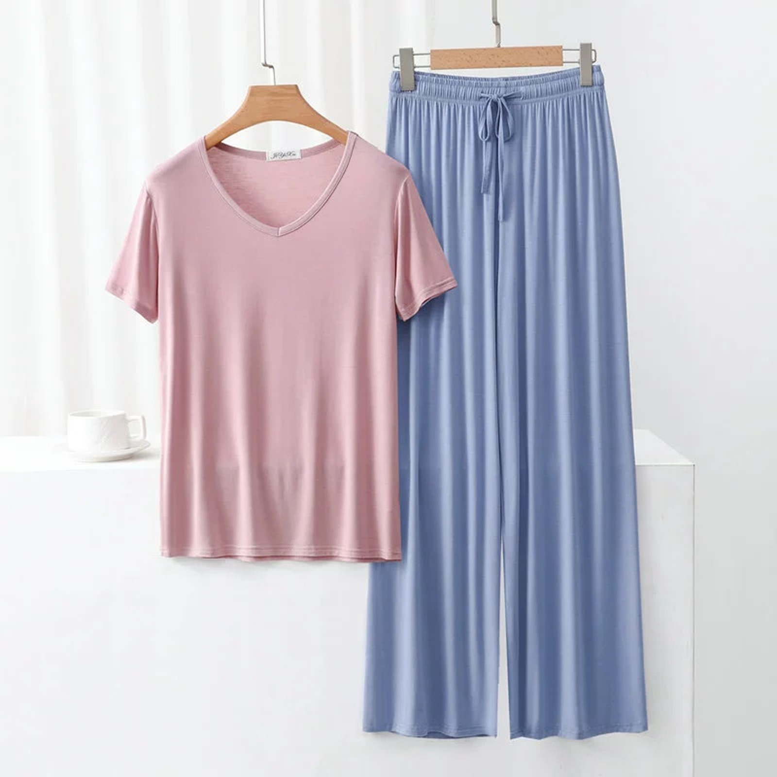 thumbnail image 5 of Conjunto de pijama de manga corta con cuello en V para mujer - Pantalones largos de poliéster y spandex, ropa de dormir ligera para verano, 5 of 5